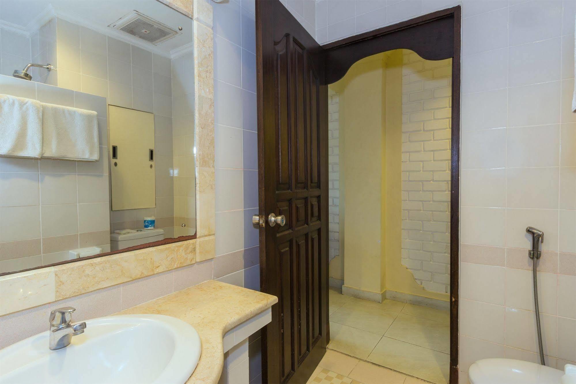 Reddoorz @ Arjuna Double Six Семиняк Екстериор снимка